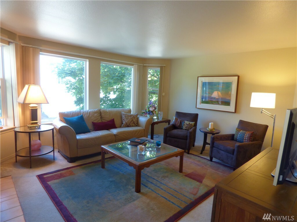 Property Photo:  2152 N 112th St 202  WA 98133 