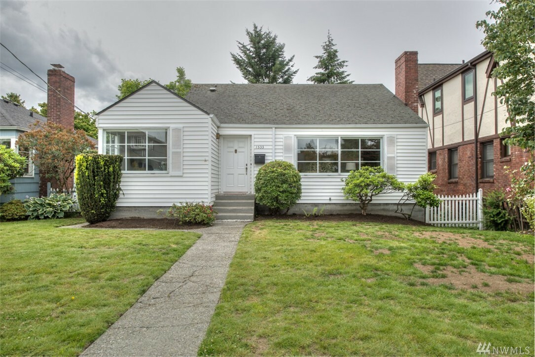 Property Photo:  1533 NE 76th St  WA 98115 