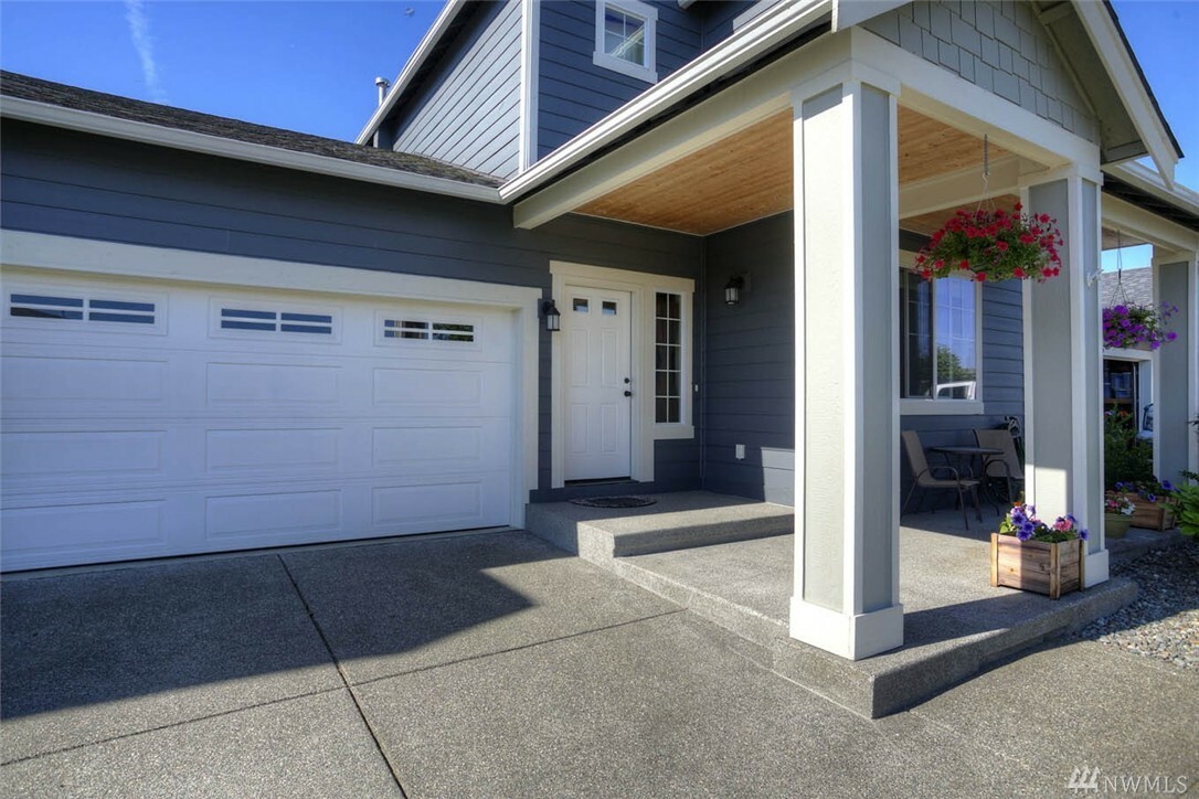 Property Photo:  472 Petersen Dr E  WA 98022 