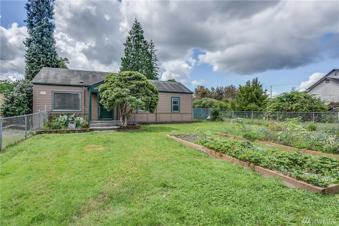 Property Photo:  222 W Marilyn Ave  WA 98204 