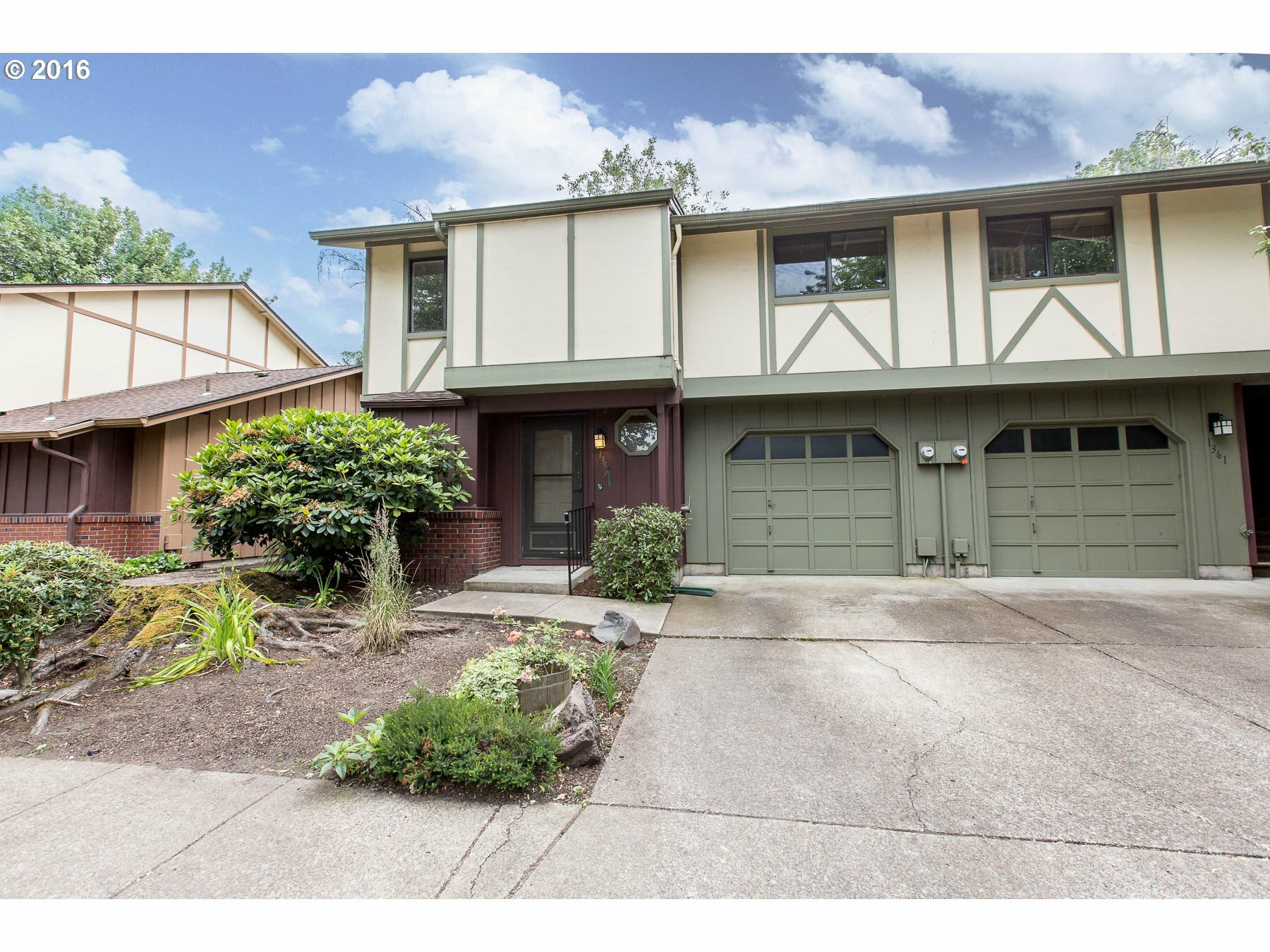 Property Photo: 1359 City View St OR 97402