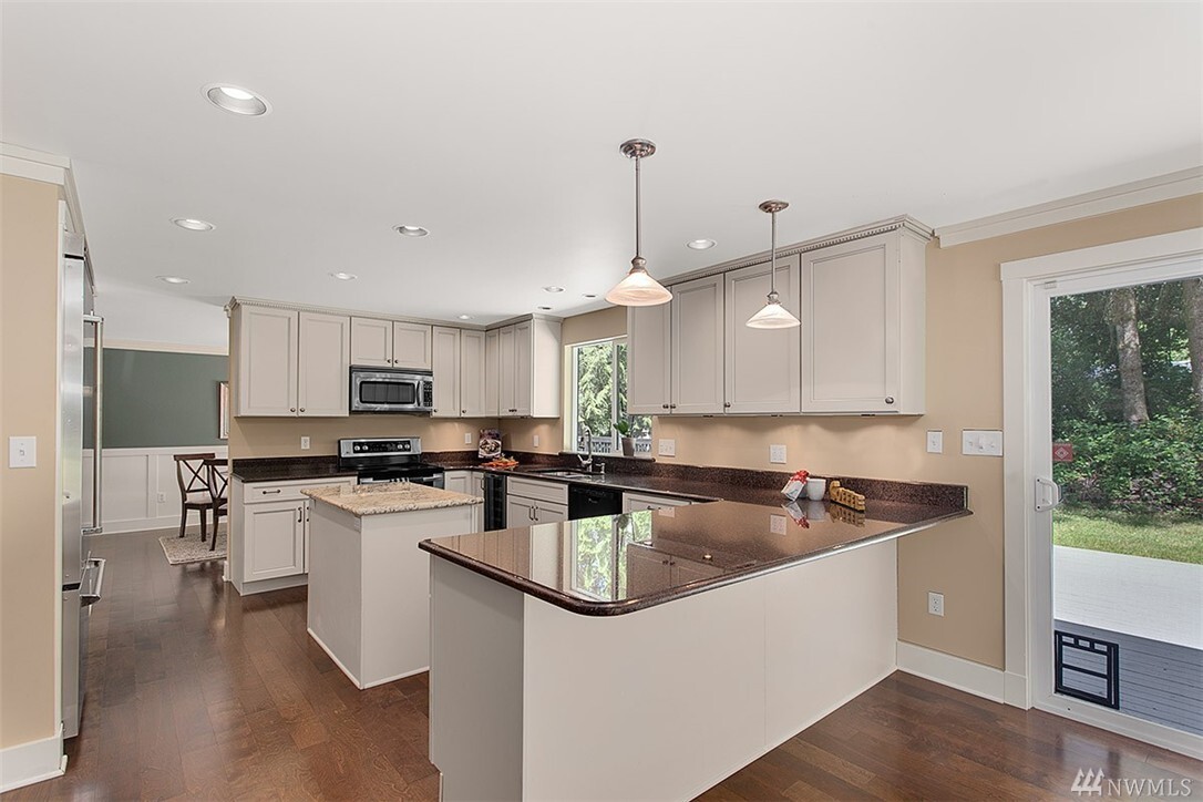 Property Photo: 17528 228th Place NE WA 98077