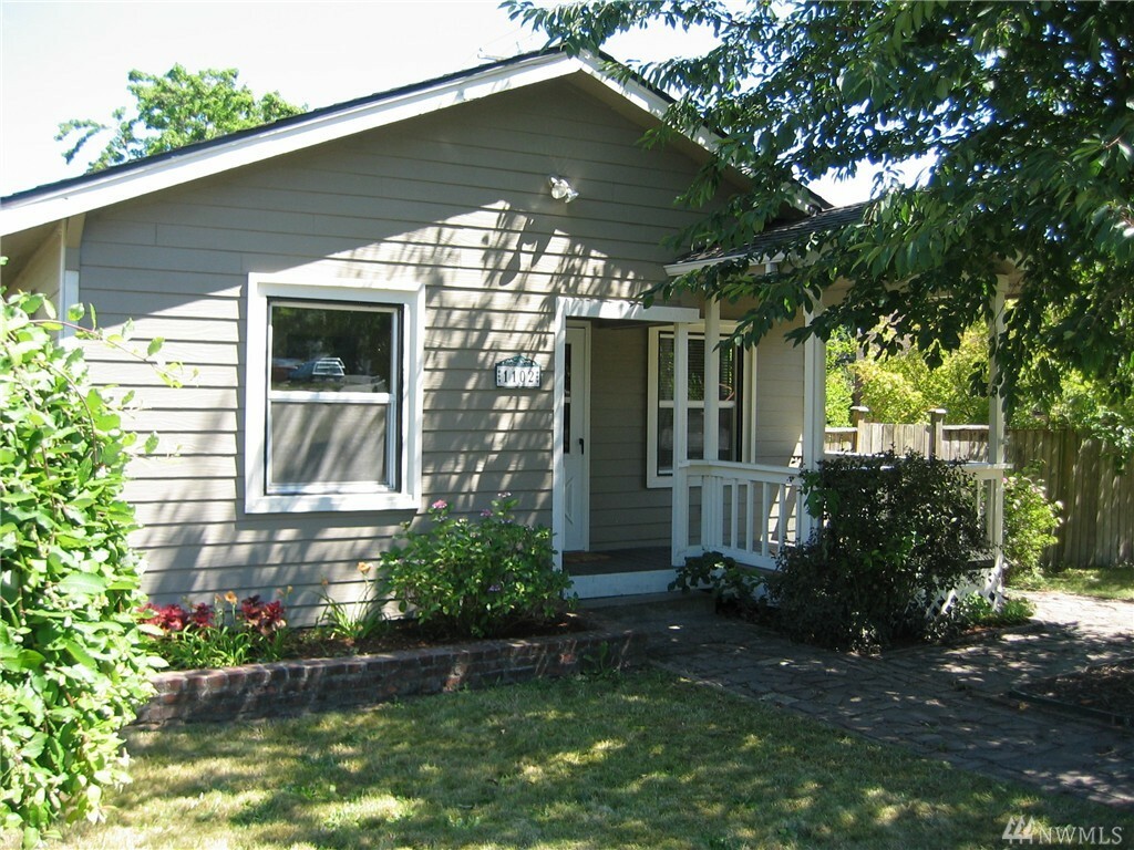 Property Photo:  1102 Franklin St  WA 98225 