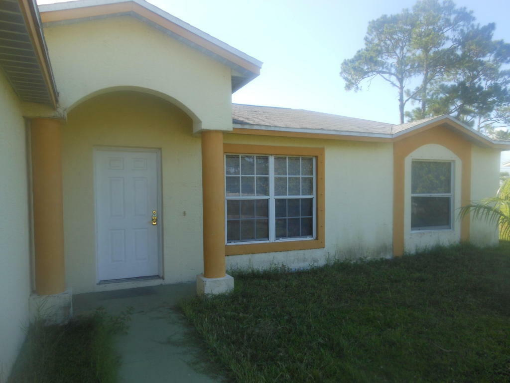 Property Photo:  1649 SE Floresta Drive  FL 34983 