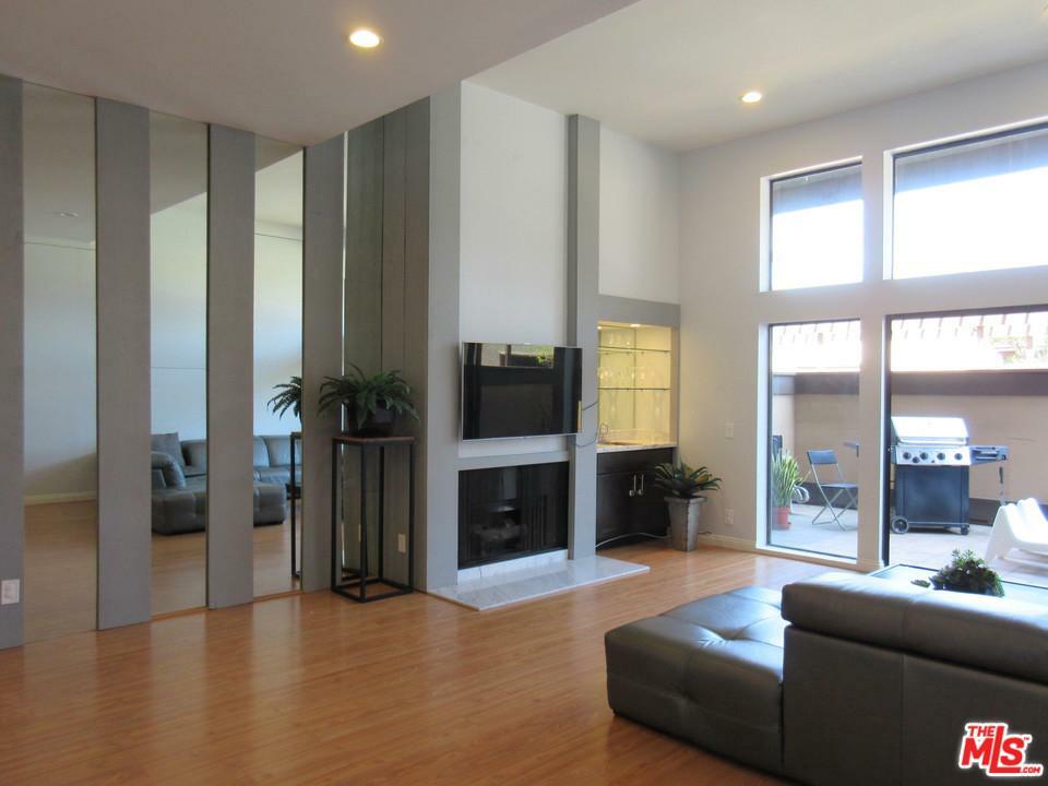 Property Photo:  421 S Van Ness Ave 24  CA 90020 