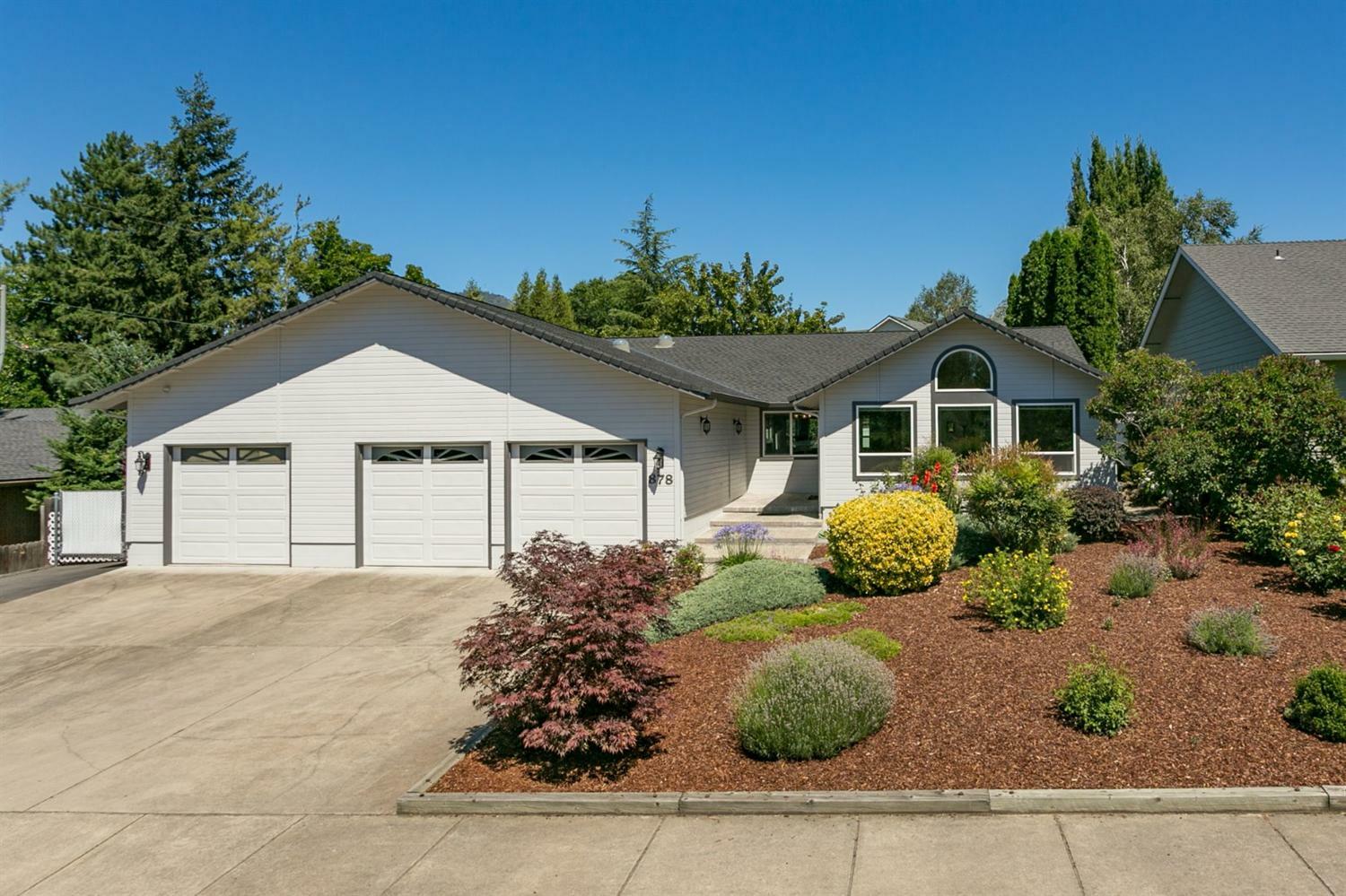 Property Photo: 878 Brookdale Avenue OR 97504