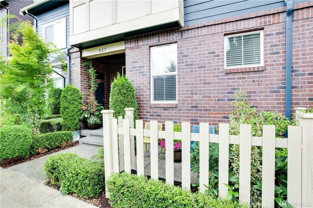 Property Photo: 927 4th Ave NE WA 98029