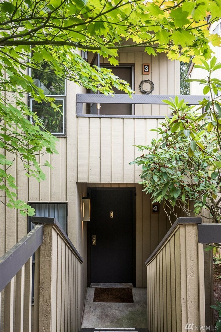 Property Photo: 10905 NE 35th Place 4 WA 98004