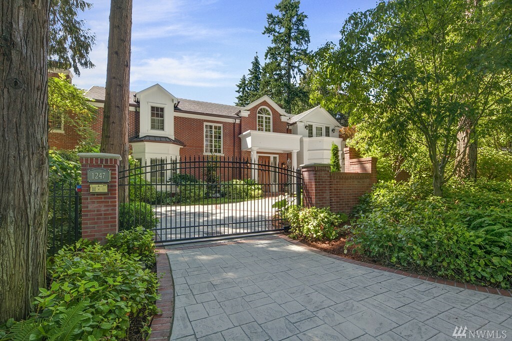 Property Photo: 1247 Evergreen Point Rd WA 98039