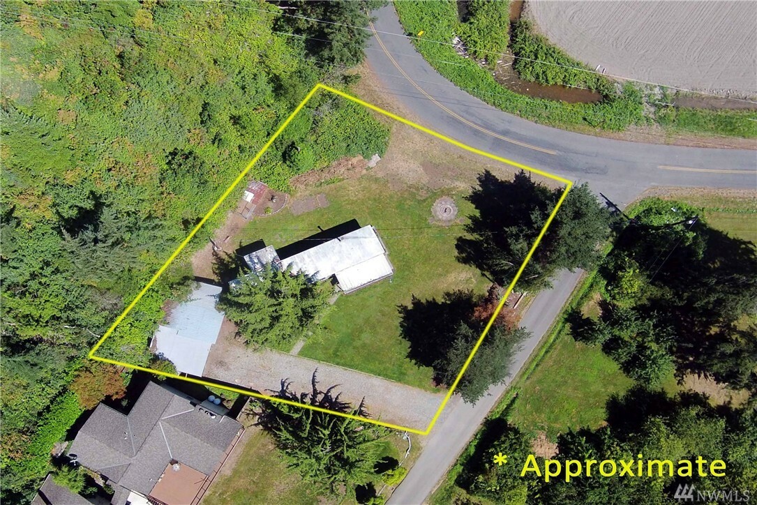 Property Photo: 204 Longbeach Dr WA 98282