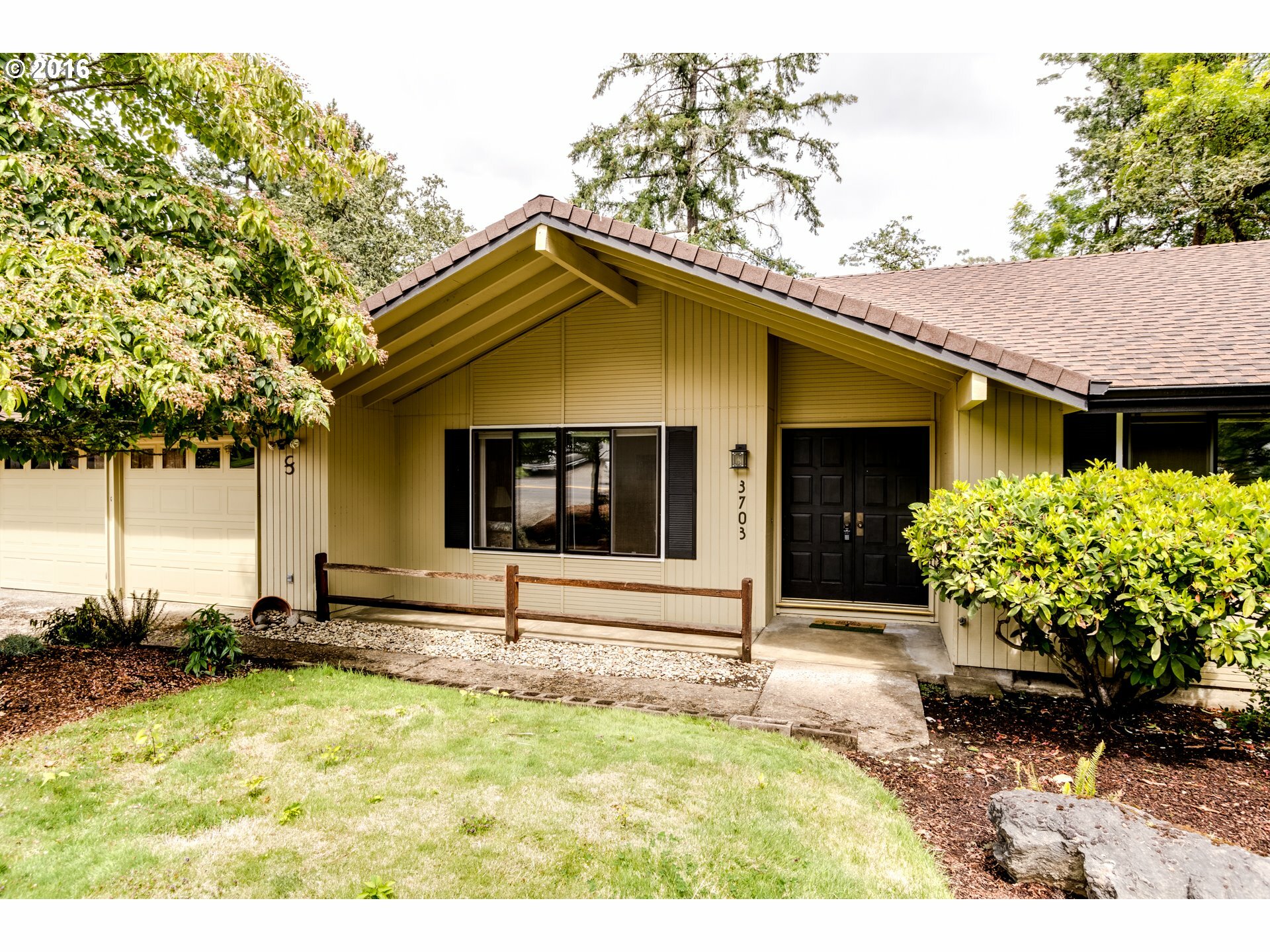 Property Photo: 3703 Wilshire Ln OR 97405