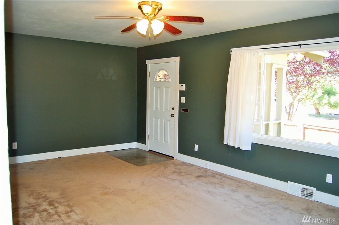 Property Photo: 1116 S 41st St WA 98418