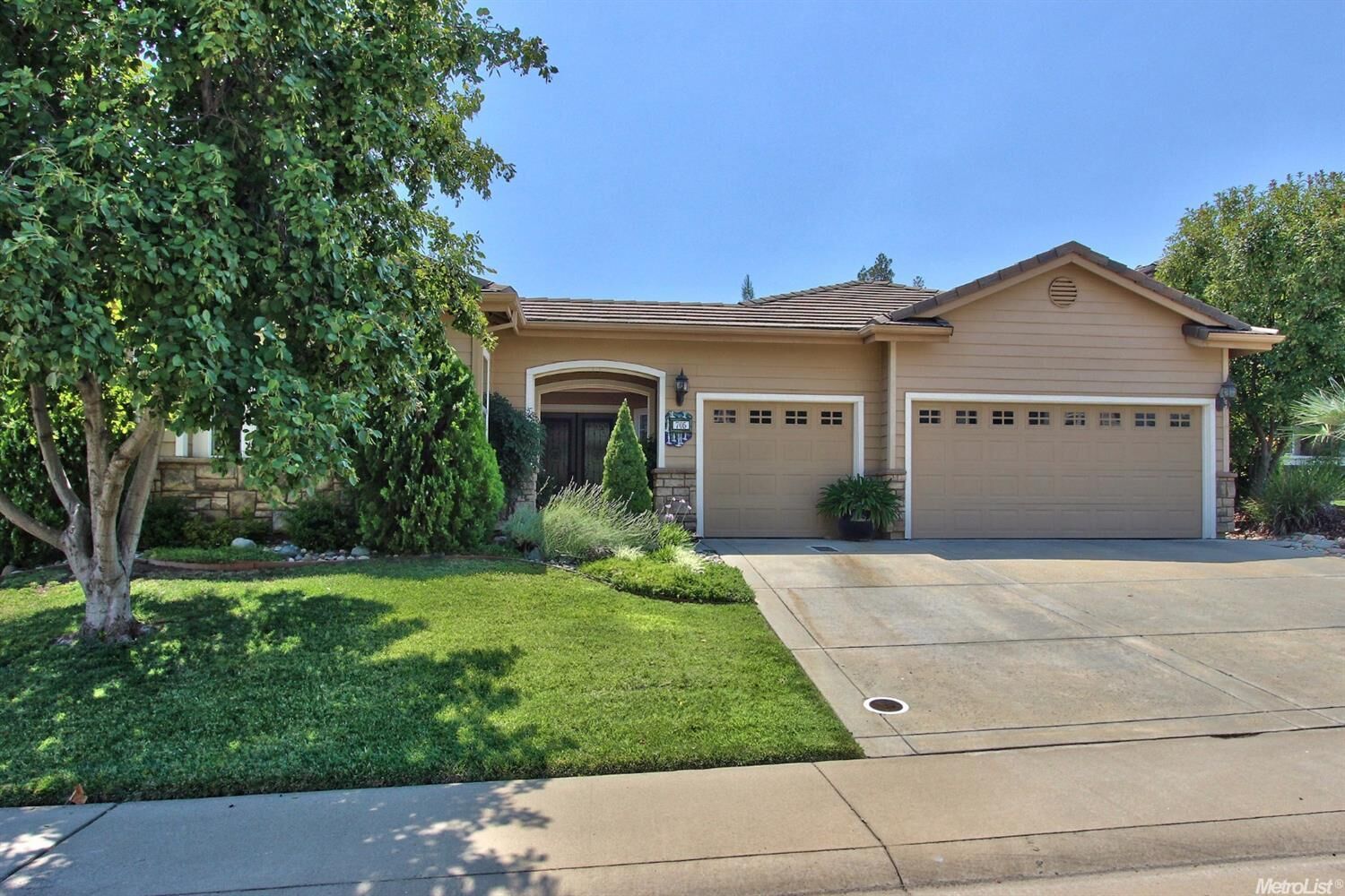 Property Photo: 705 Marbella Court CA 95648