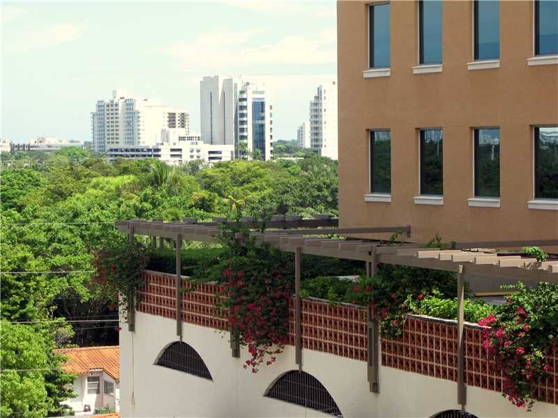Property Photo: 2030 Douglas Rd 605 FL 33134