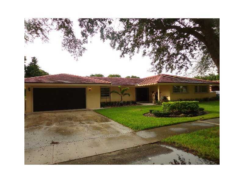 Property Photo: 16040 Aberdeen Wy FL 33014