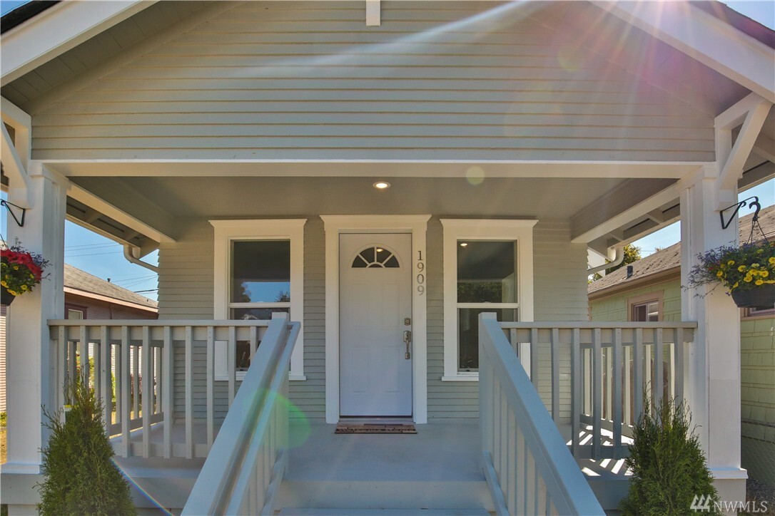 Property Photo: 1909 Lombard Ave WA 98201