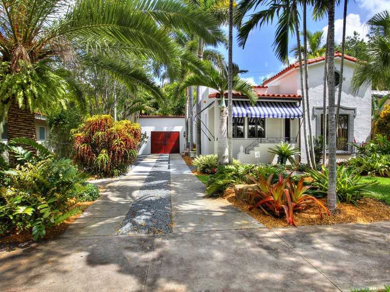 Property Photo: 113 San Sebastian Av FL 33134