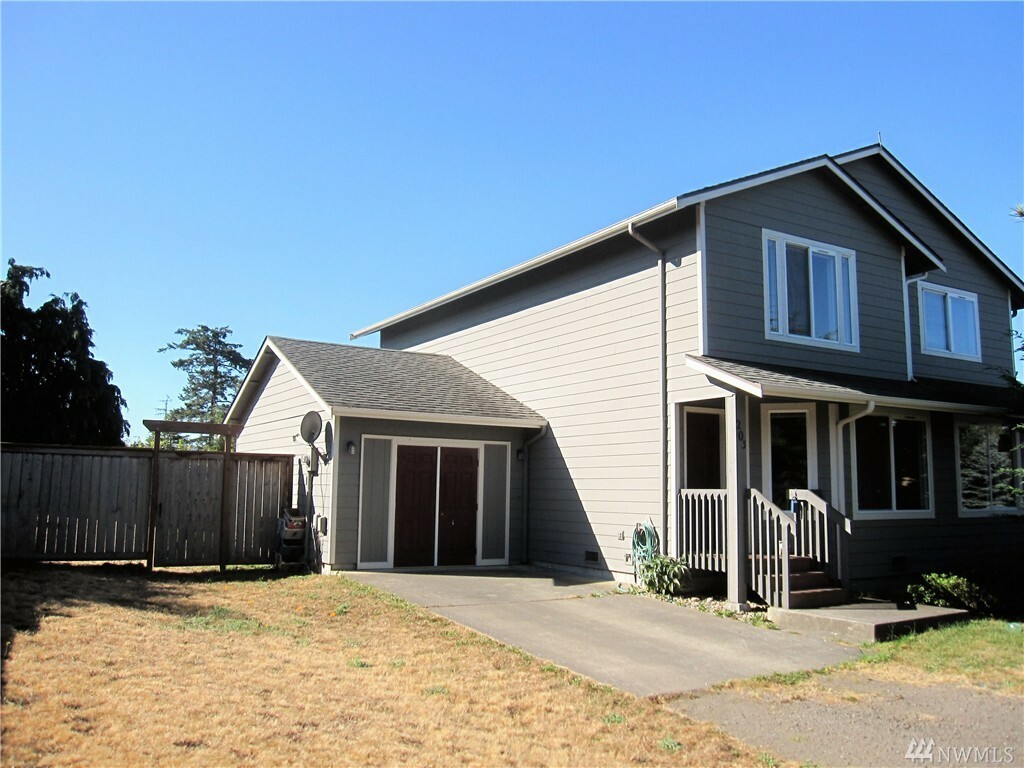 Property Photo:  203 43rd St 4  WA 98368 