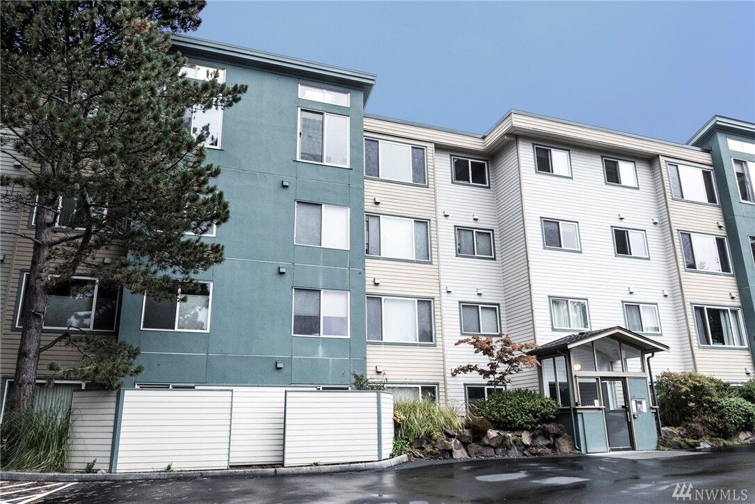 Property Photo: 2222 NE 92nd St 108 WA 98115