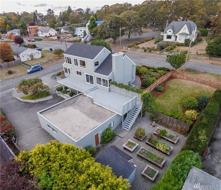 Property Photo:  1611 SE 9th Ave  WA 98277 