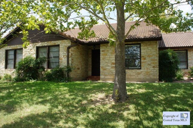 Property Photo: 830 Crest Circle Drive TX 78666