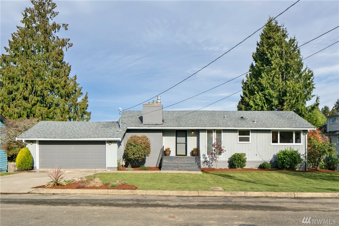 Property Photo:  1045 Daley St  WA 98020 