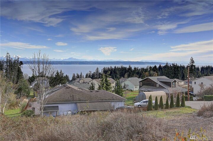 Property Photo: 1002 Fisher King Wy WA 98282