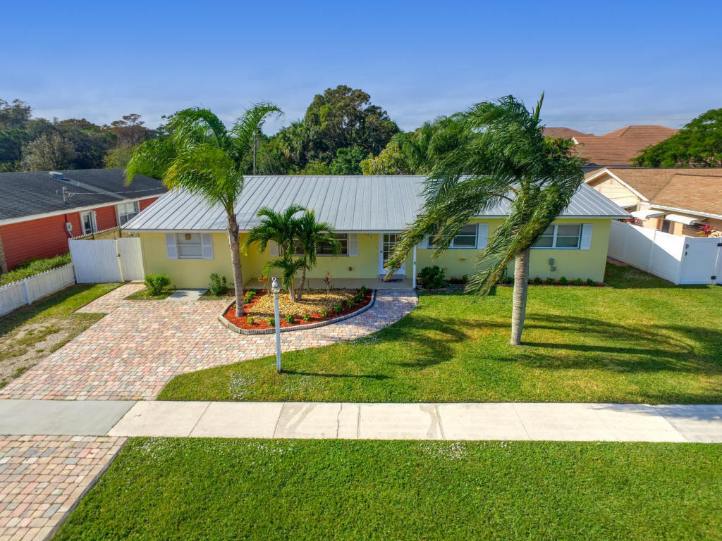 Property Photo:  504 Circle W  FL 33458 
