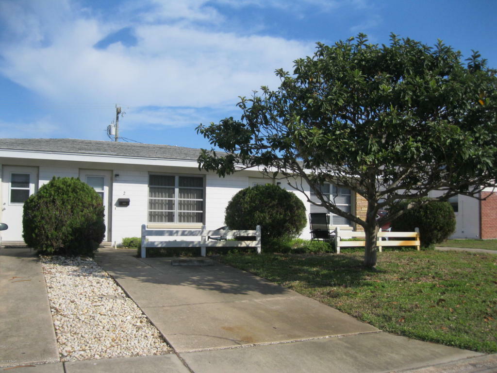 Property Photo: 405 Auburn Drive FL 32118