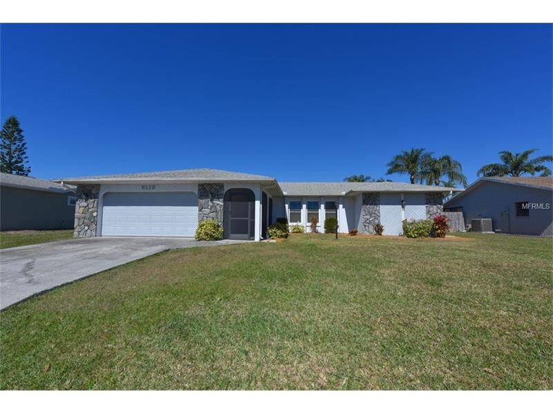 Property Photo: 5115 Brandeis Circle S FL 34243