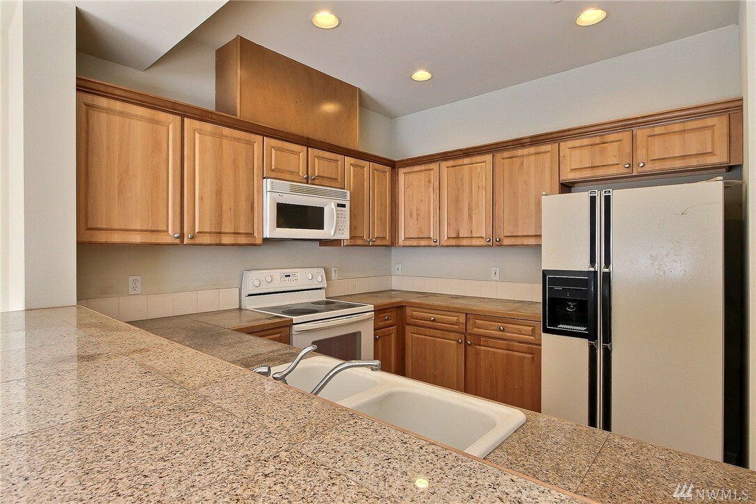 Property Photo: 10700 SE 260th St H102 WA 98030