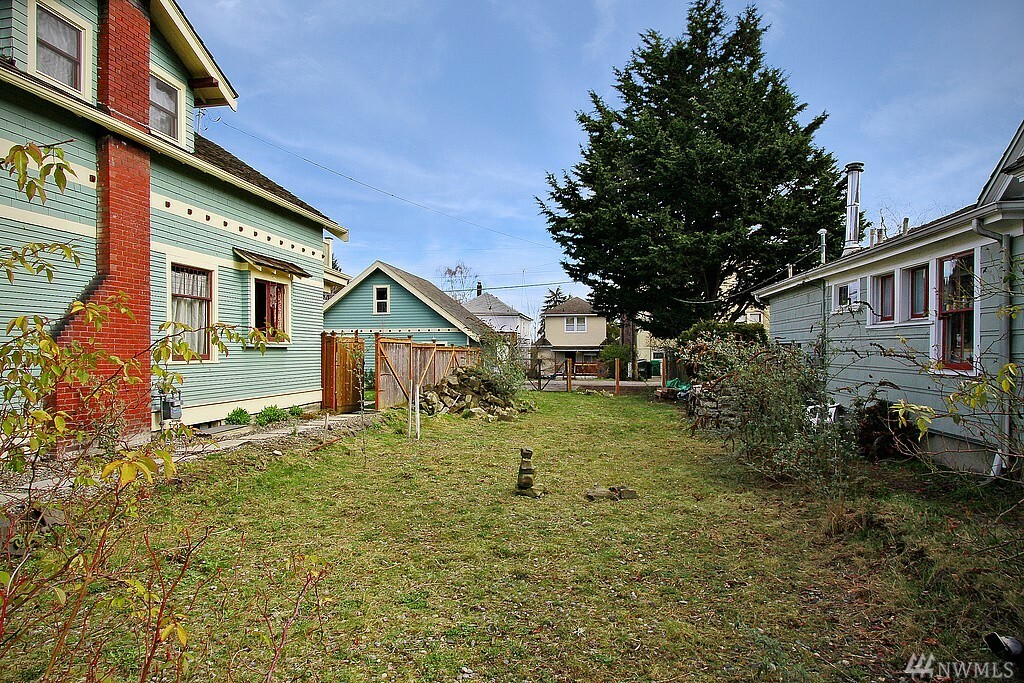 Property Photo:  322 17th Ave E  WA 98112 