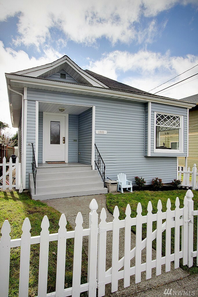 Property Photo:  1009 W Garfield St  WA 98119 