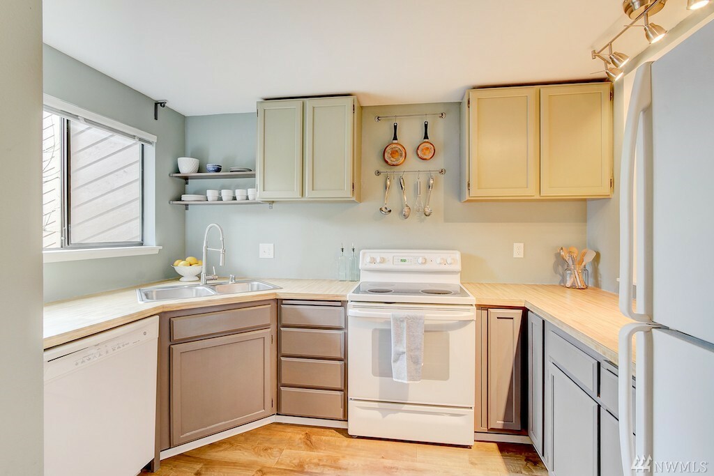 Property Photo:  1809 N 107th St 3-203  WA 98133 