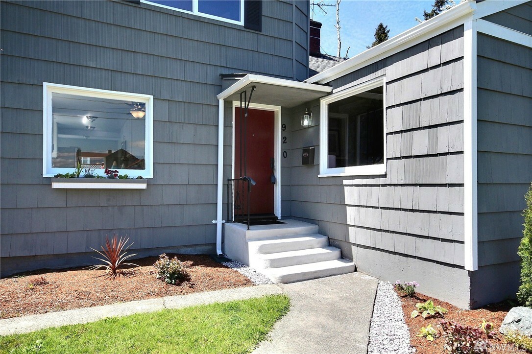 Property Photo:  920 N Alder St  WA 98406 