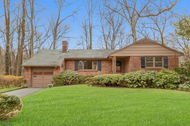 Property Photo:  1054 Seward Avenue  NJ 07090 