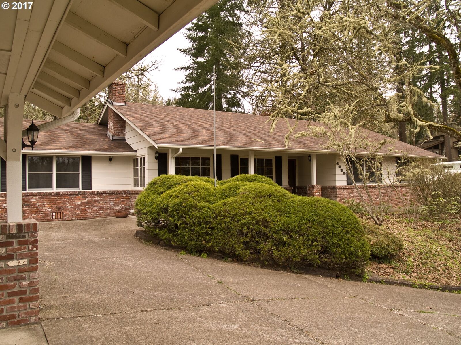 Property Photo:  1995 W 34th Ave  OR 97405 