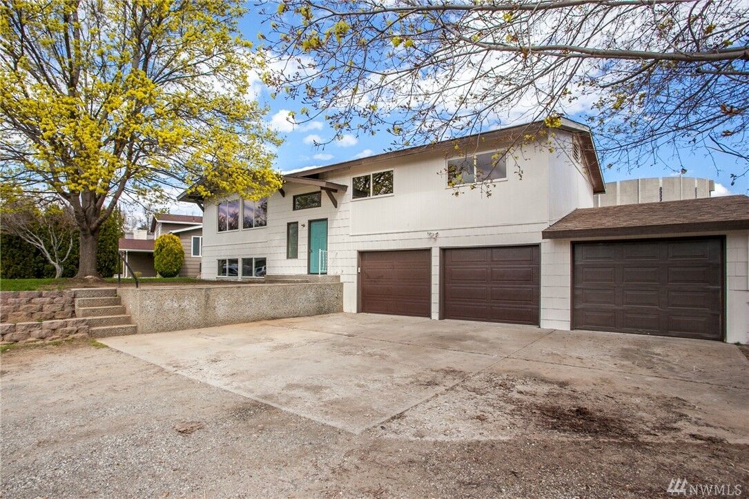 Property Photo: 811 N Jennifer Lane WA 98802