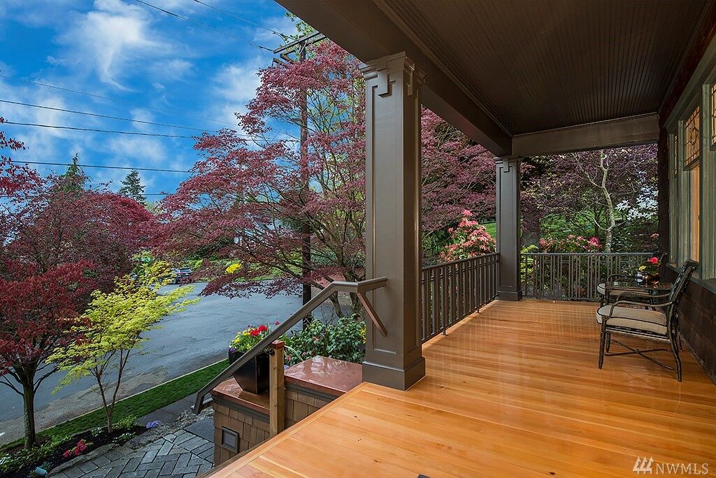 Property Photo:  1065 E Howe St  WA 98102 