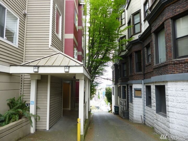 Property Photo:  131 Bellevue Ave E 404  WA 98102 