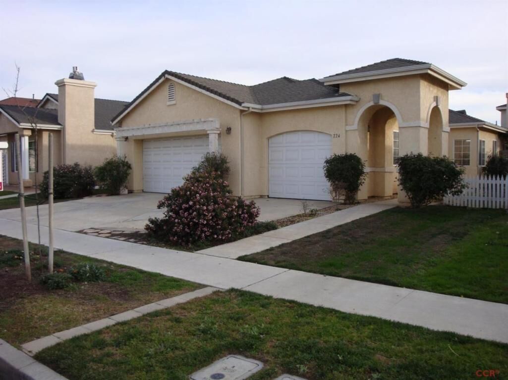 Property Photo:  724 Ranier Way  CA 93458 