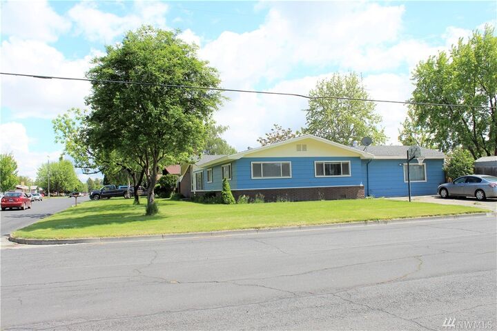Property Photo:  806 E Elm St  WA 99344 