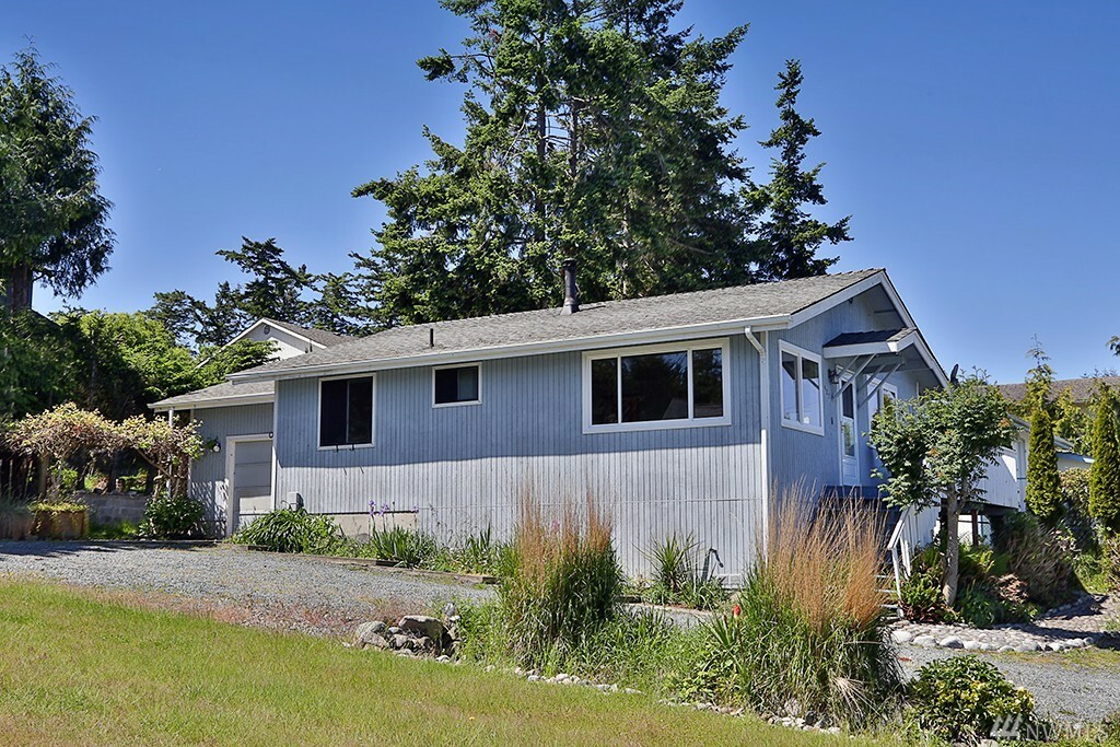 Property Photo:  407 NE 4th St  WA 98239 