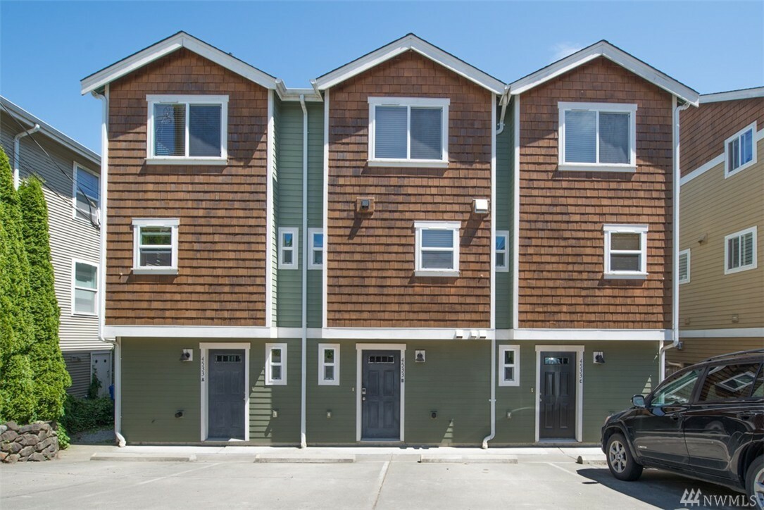 Property Photo: 4533 41st Ave SW C WA 98116