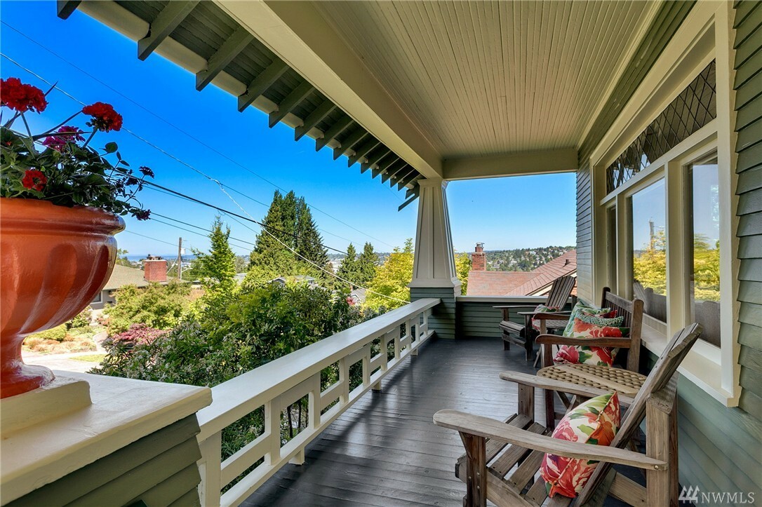 Property Photo:  2612 Queen Anne Ave N  WA 98109 