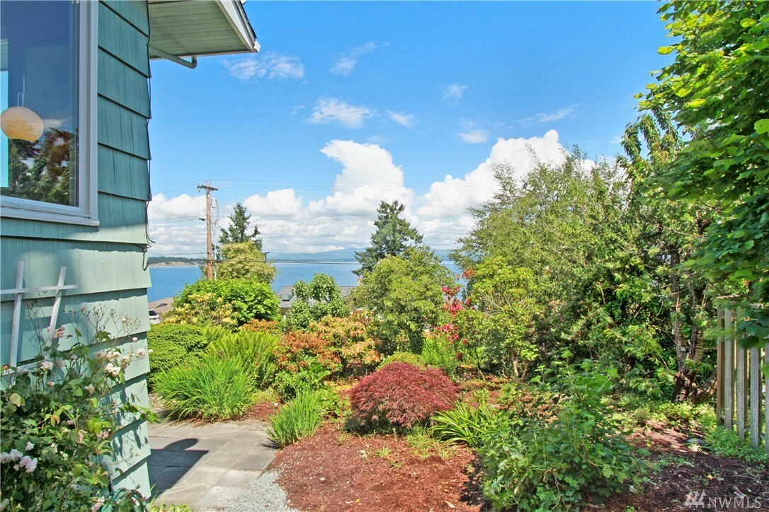 Property Photo:  1312 Country Club Dr  WA 98282 