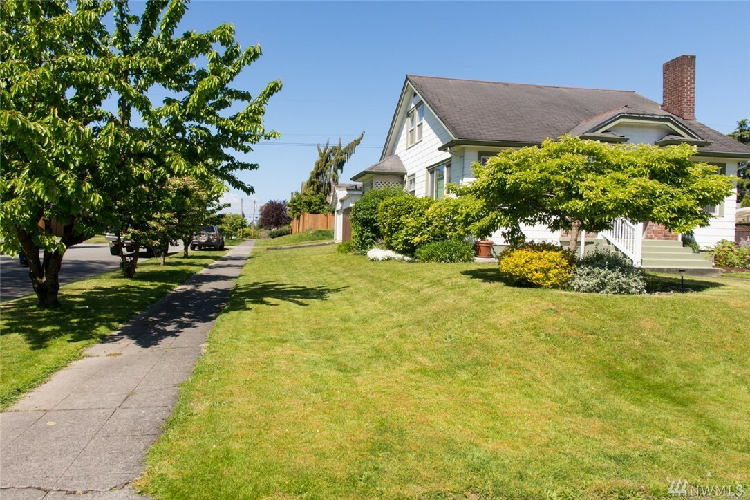 Property Photo:  2132 Baker Ave  WA 98201 