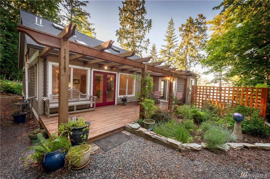 Property Photo:  1418 Seacrest Dr  WA 98262 