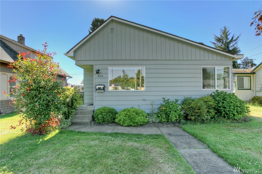 Property Photo: 430 4th St NE WA 98372