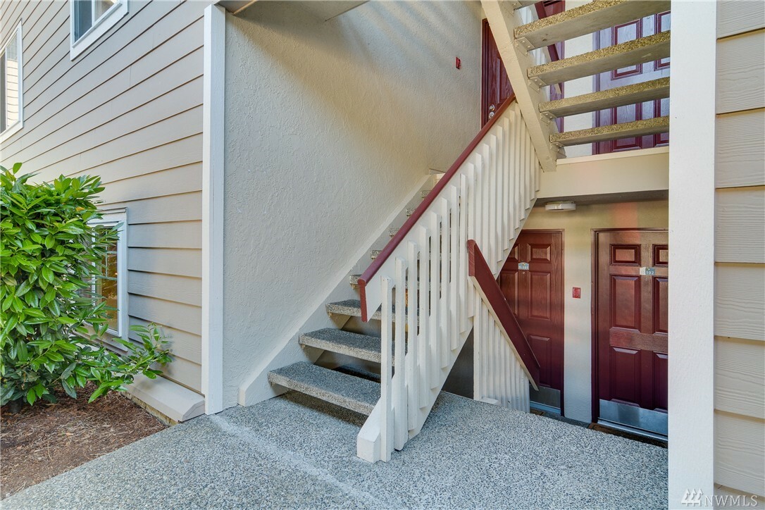 Property Photo:  1150 N 198th St H-101  WA 98133 